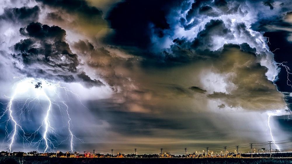 Природа прекрасна всегда,даже когда злиться: молния,гроза,шторм
