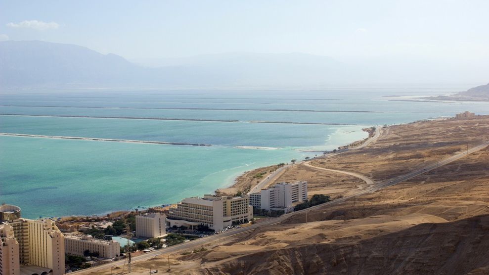 Мертвое море мелеет