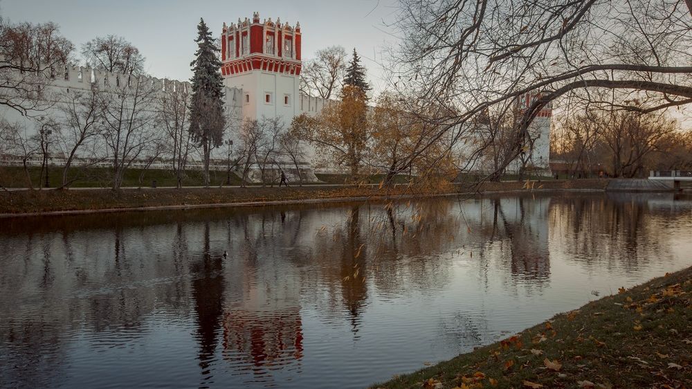 Московский ноябрь. Ноябрьская Москва. Москва в ноябре. Теплого ноября. Туман в Москве ВДНХ.